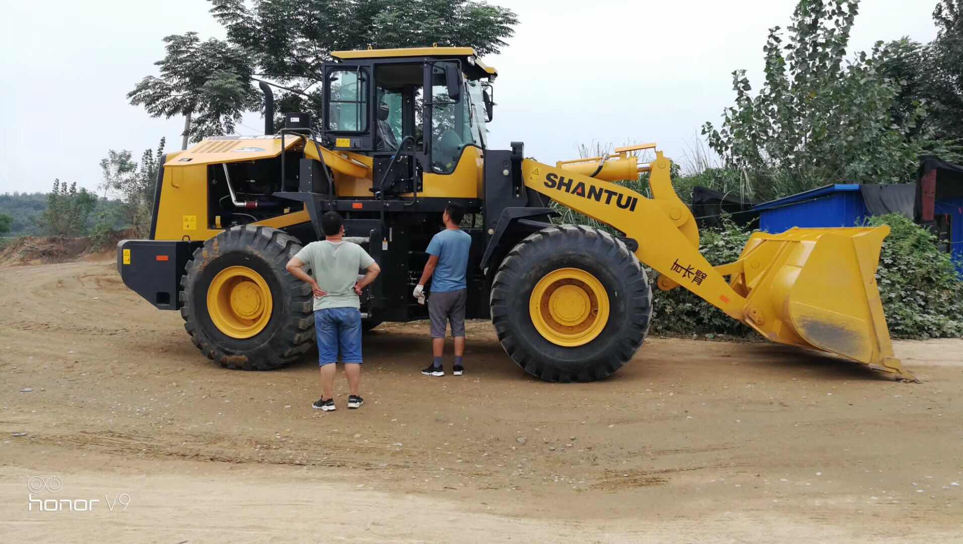 山推56H裝載機(jī)交車(chē)客戶