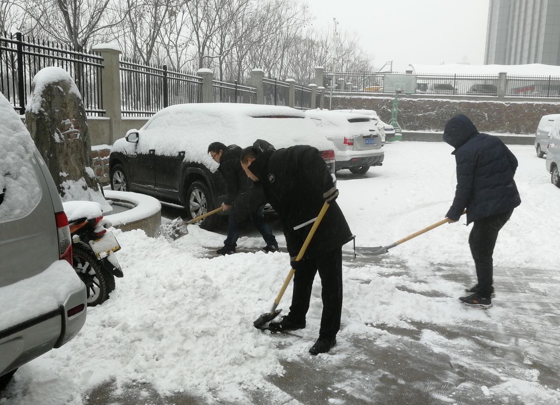 河南山推同事們一起除雪