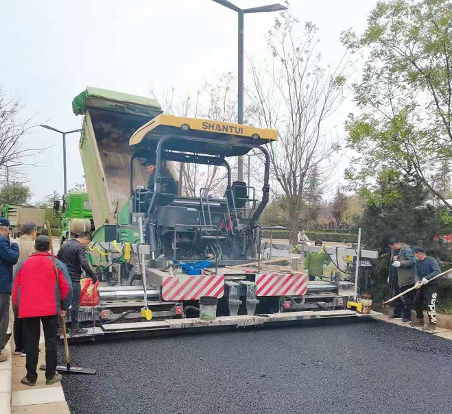 山推道路機械助力洛陽高鐵大道攤鋪施工中