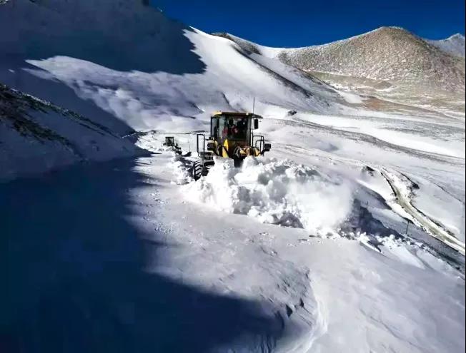 山推裝載機(jī)助力西藏阿里公路積雪清理